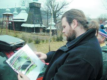 Ksi�dz Roman Dybiec zdj�� dzwon. Fot. Henryk SZEWCZYK